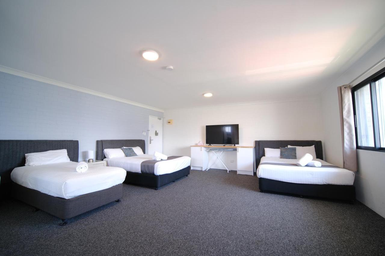 Lakeside Inn Wollongong Primbee Exterior photo