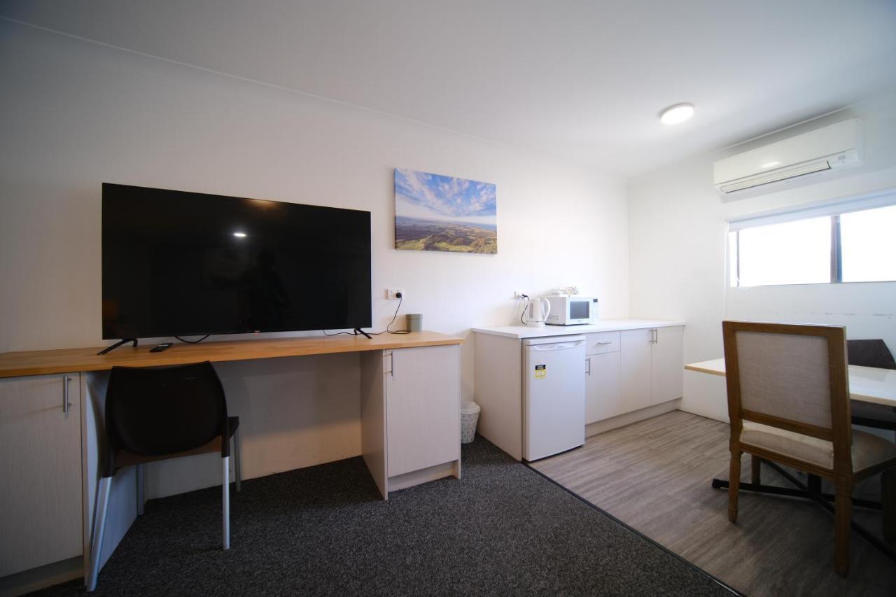 Lakeside Inn Wollongong Primbee Exterior photo