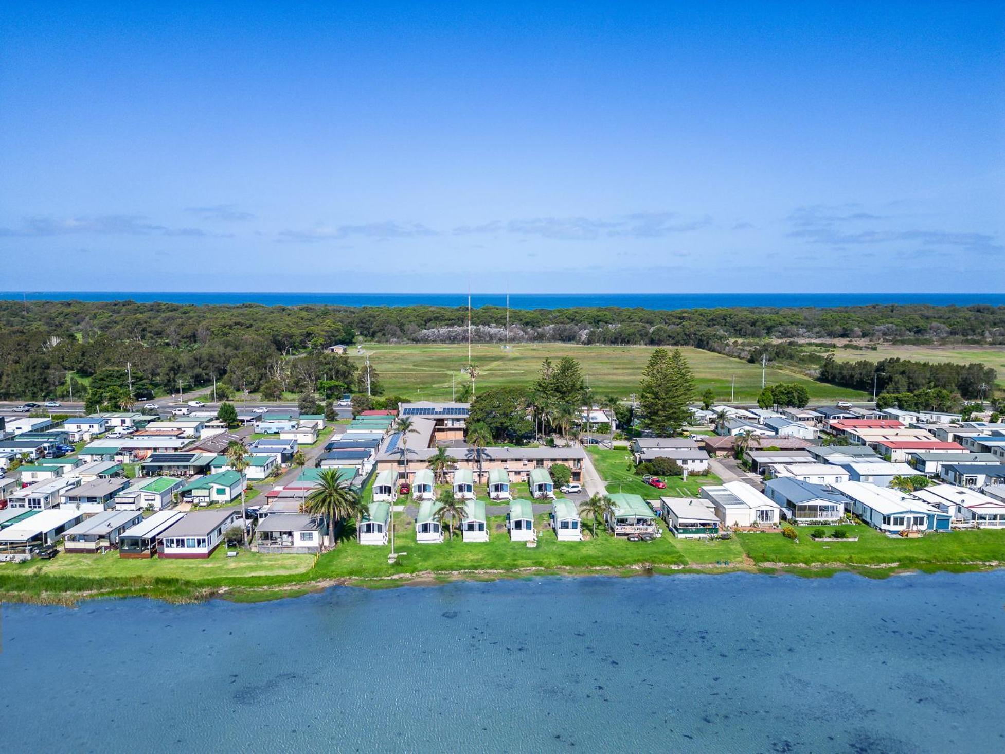 Lakeside Inn Wollongong Primbee Exterior photo