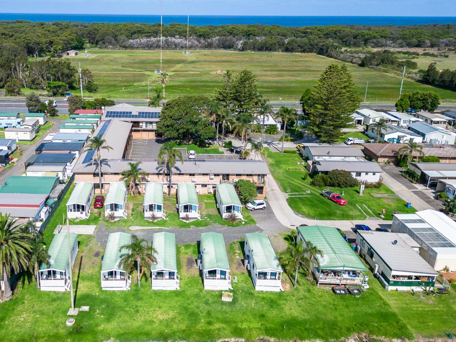 Lakeside Inn Wollongong Primbee Exterior photo