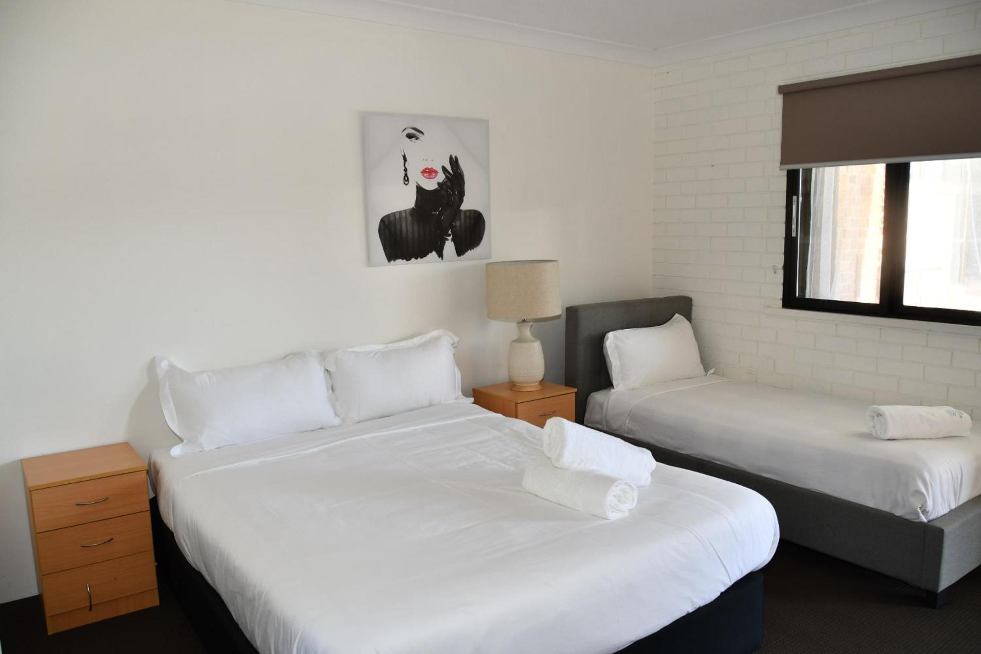 Lakeside Inn Wollongong Primbee Exterior photo
